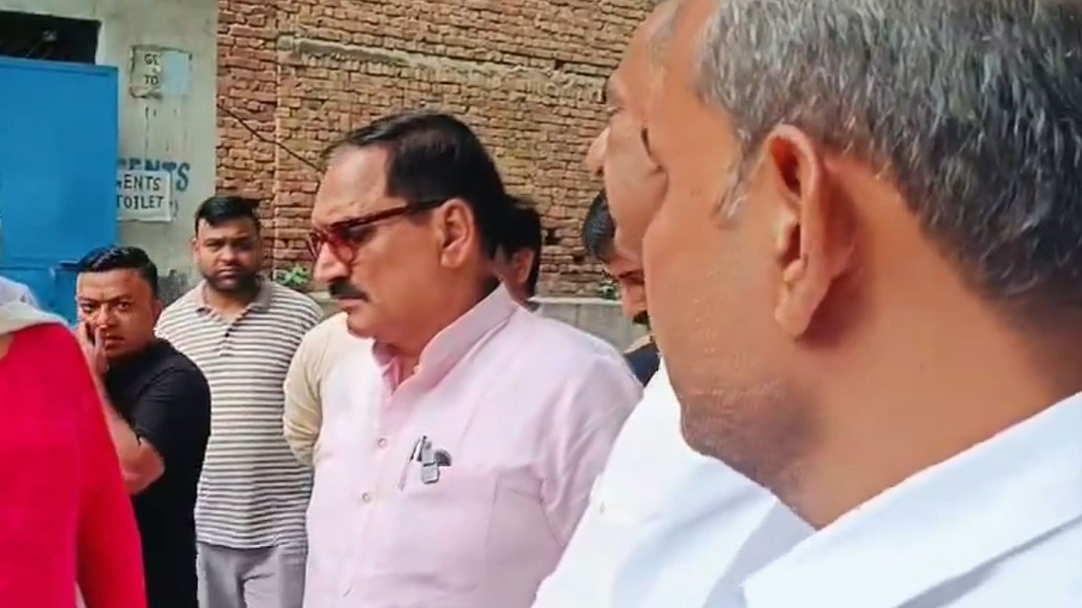 <div class="paragraphs"><p>A delegation of Delhi BJP, including its president Virendra Sachdeva and South Delhi MP Ramvir Singh Bidhuri, visited the primary school of the Municipal Corporation of Delhi (MCD) ruled by the AAP.</p></div>